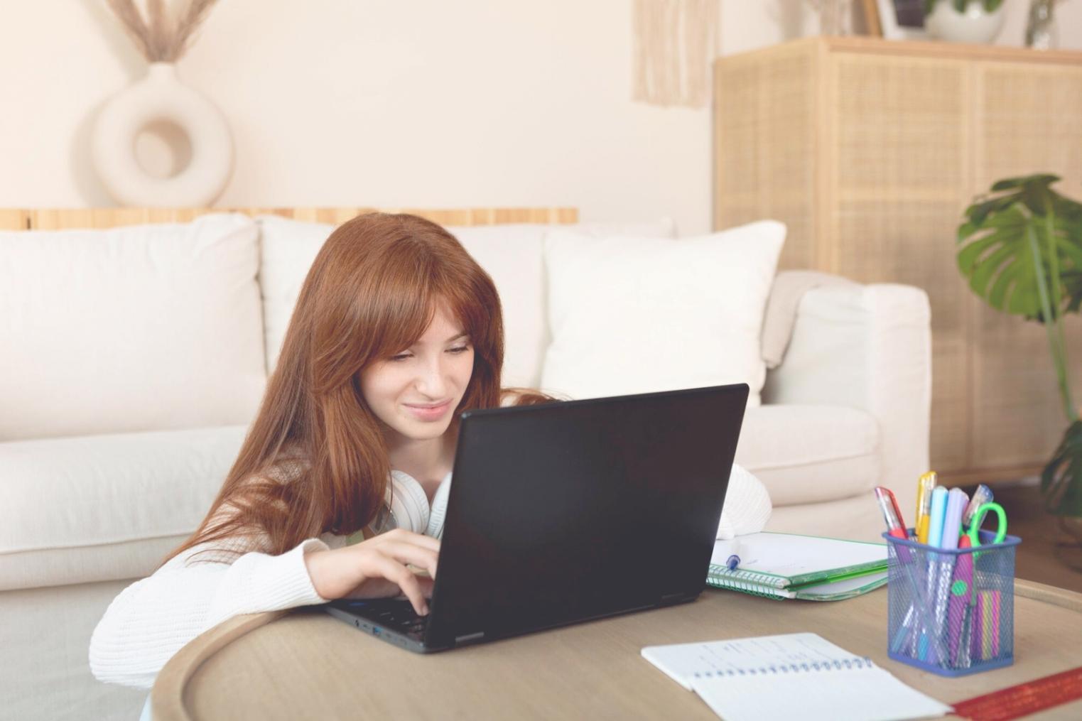 Réunion d'équipe financière pour optimisation budgétaire