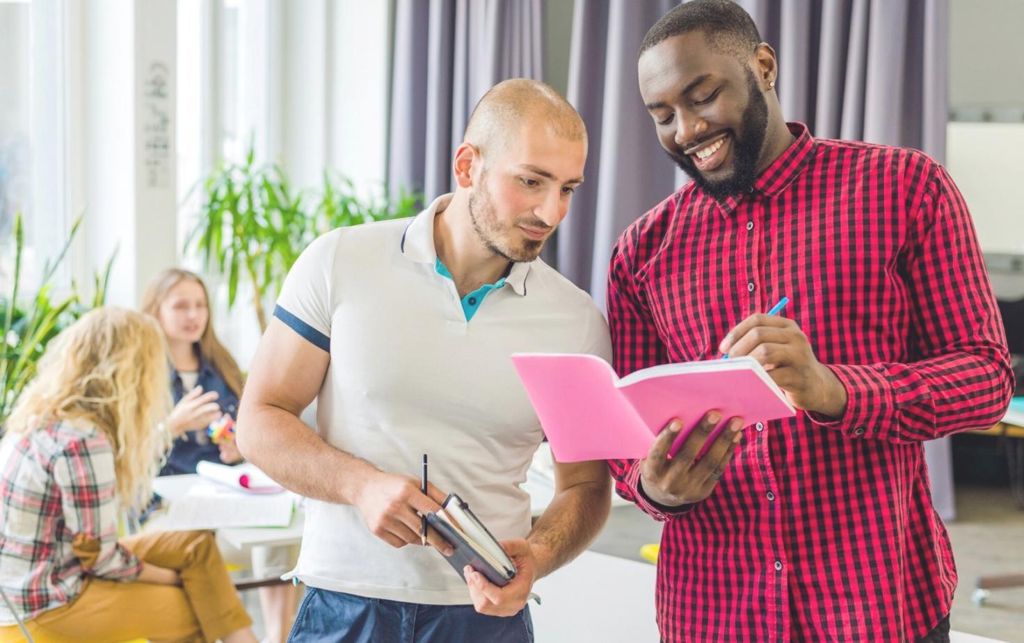 Environnement d'apprentissage collaboratif avec participants interagissant lors d'un webinaire