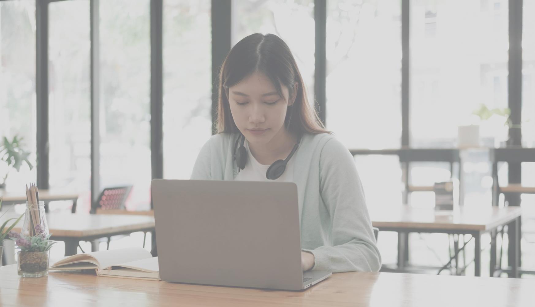 Analyse des indicateurs financiers sur écran d'ordinateur