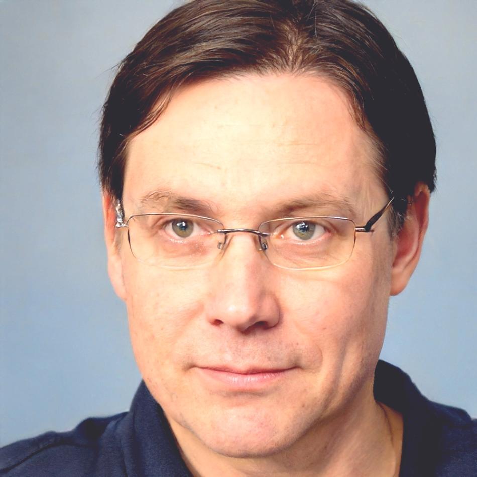 Portrait de consultant financier analysant des données